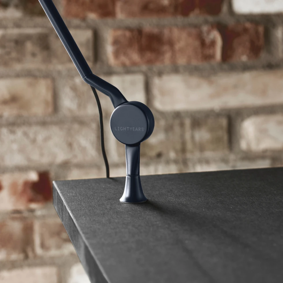 Lampa biurkowa AQ01 plug-in Blue Fritz Hansen