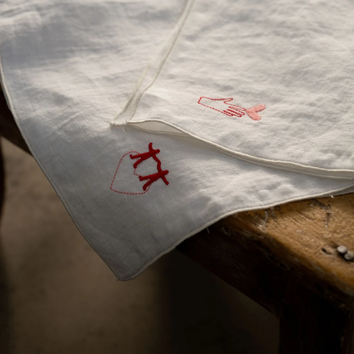 Serwetka z haftem rączka z sercem, 40x40, white NAP