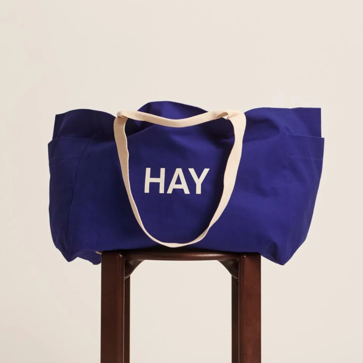 Weekend Bag L Electric blue HAY