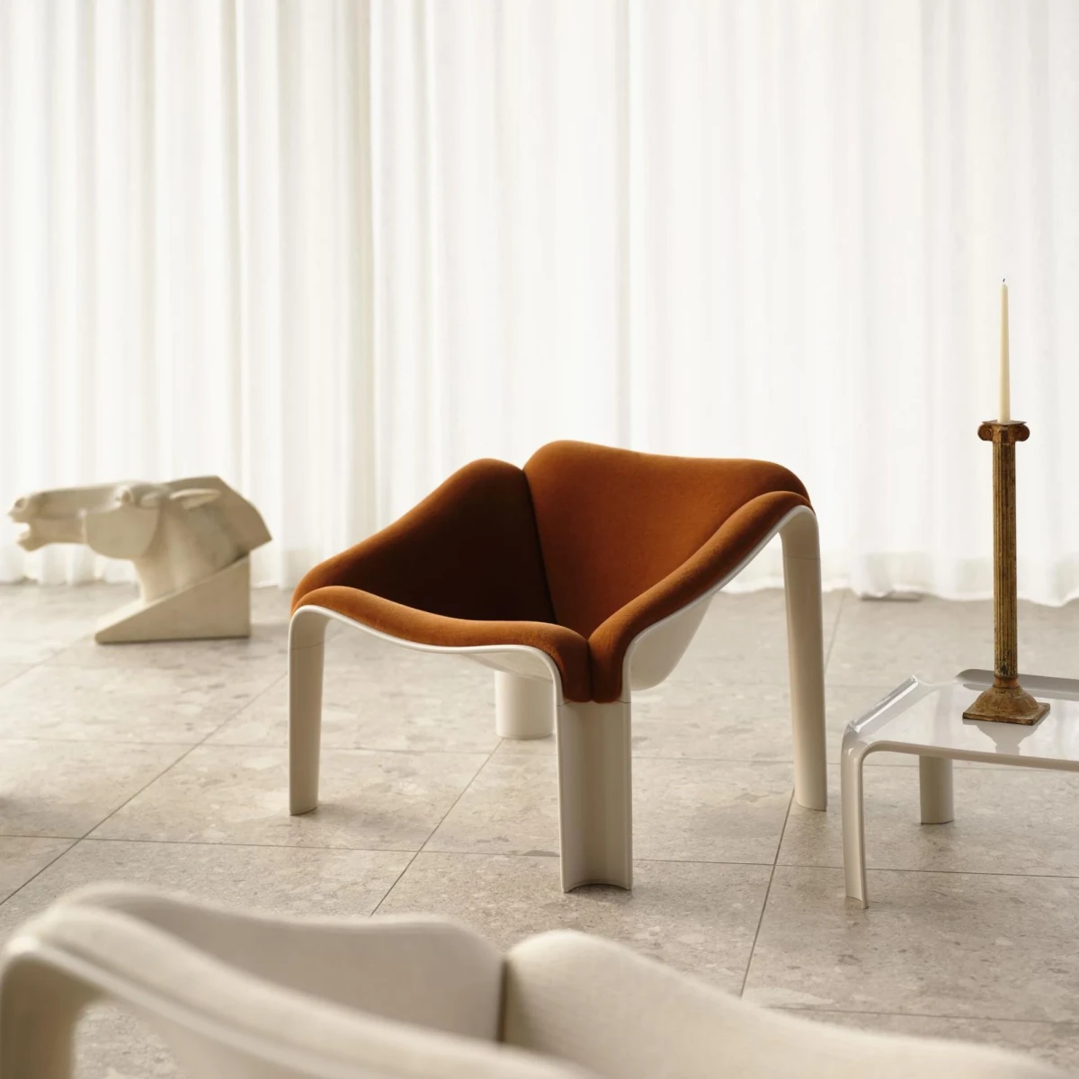 Fotel F300 Alpaca Alto, Dedar/Alabaster White Gubi