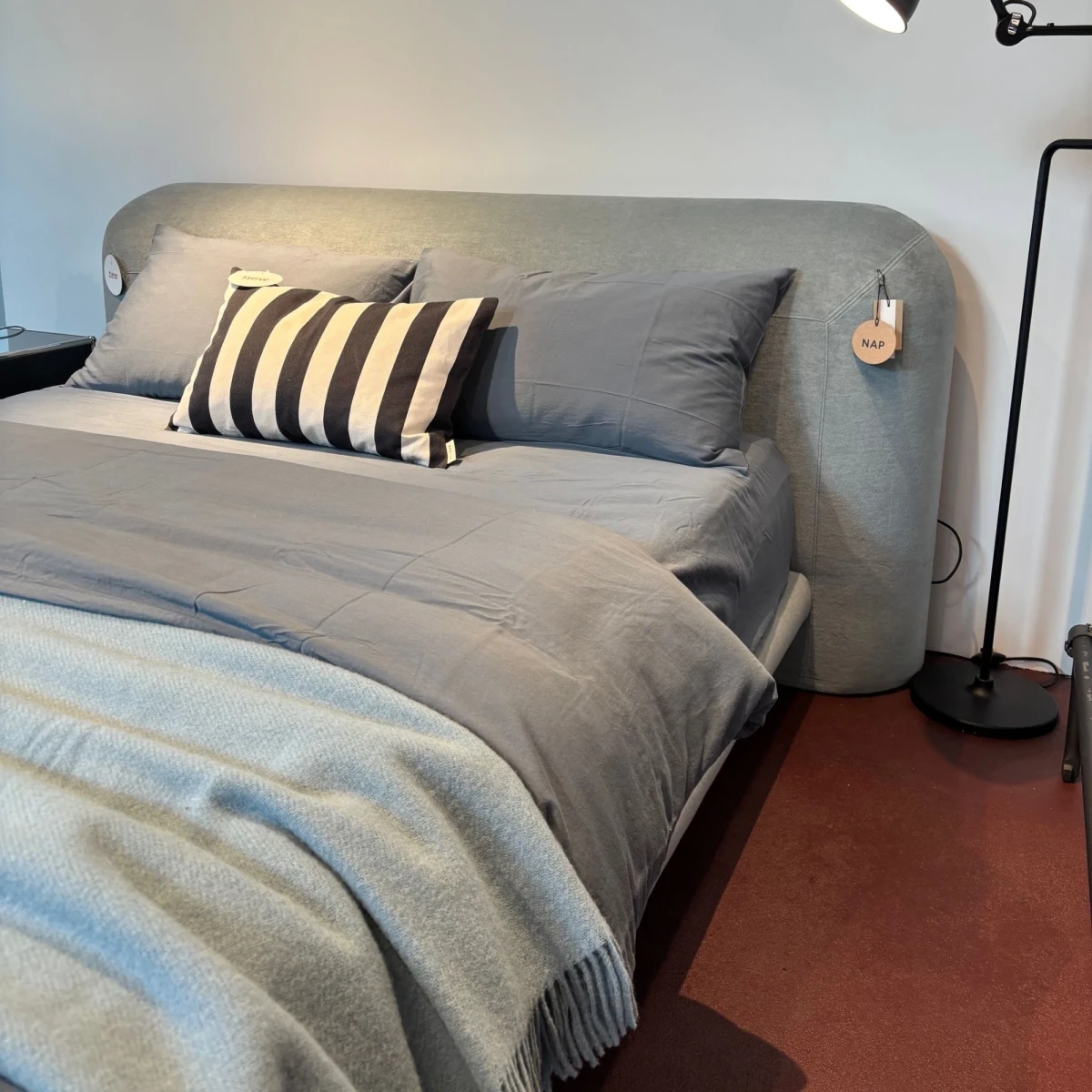 Outlet! Łóżko Block z wbudowanym stelażem do materaca 160x200  NAP