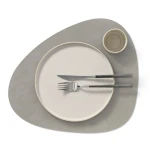 Podkładka stołowa Curve L Nupo Light Grey 37x44cm LindDNA