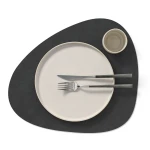 Podkładka stołowa Curve L Nupo Black 37x44cm LindDNA
