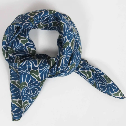 Apaszka jedwabna Mini Plumeria Marine Navy Les Belles Vagabondes