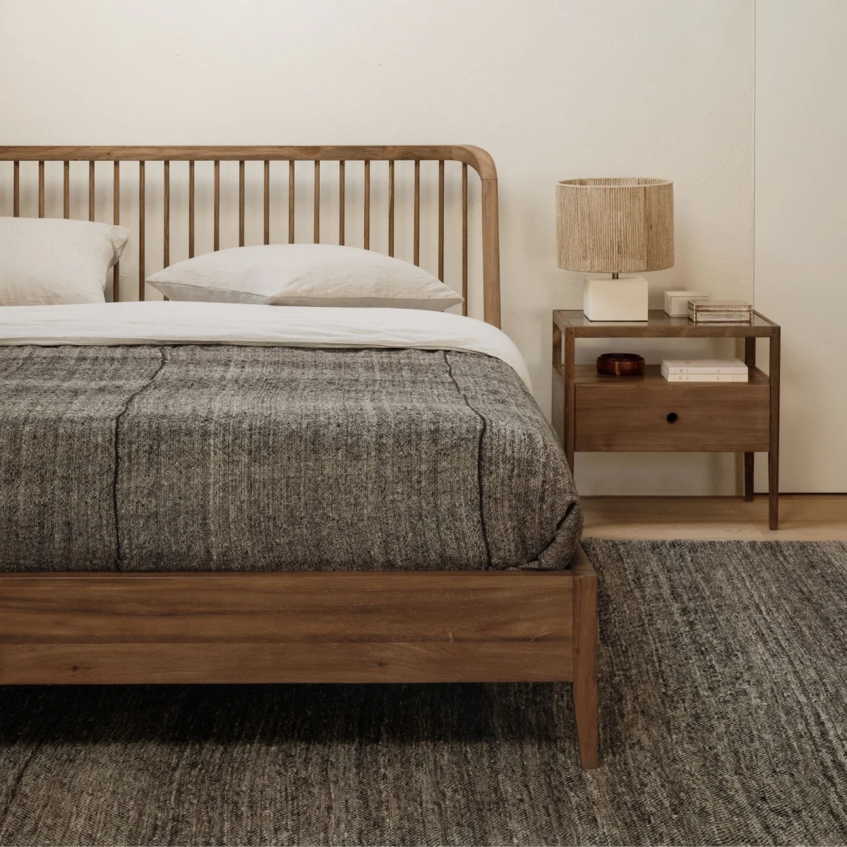 Łóżko z drewna tekowego Spindle Ethnicraft