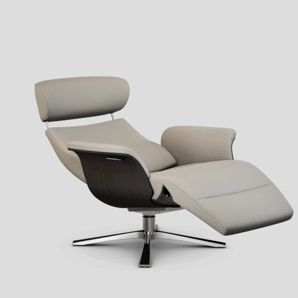 Fotel Timeout z podnóżkiem z pamięcią Velvety Stone Black Oak Conform