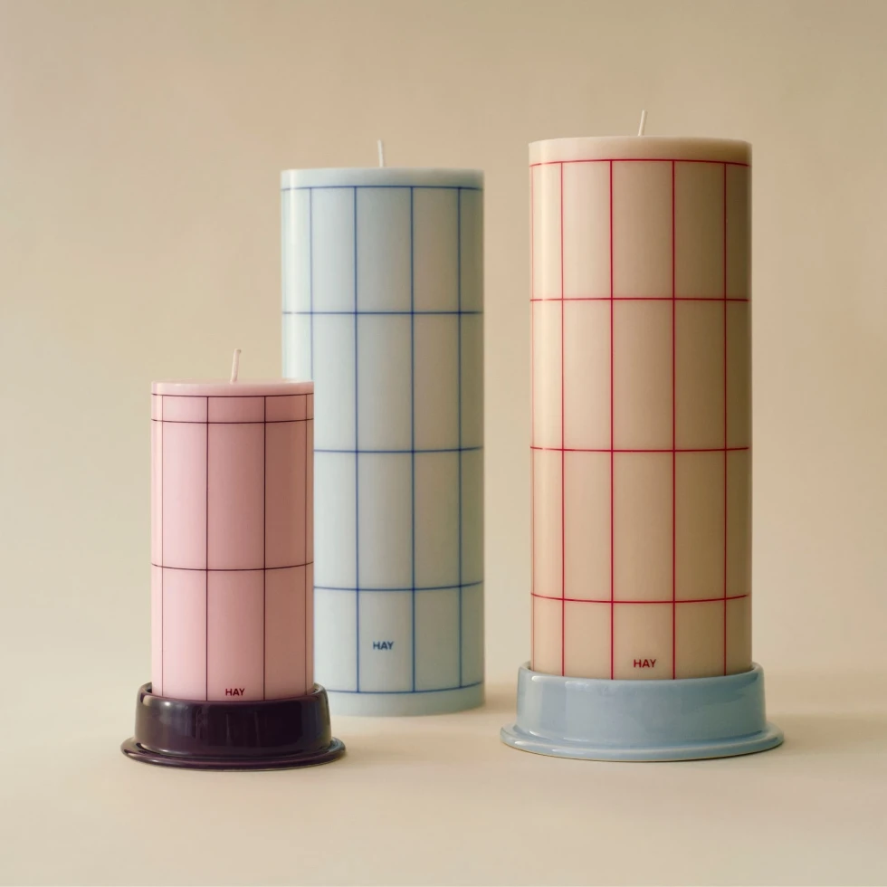 Świeca Column Candle S Light pink with bordeaux grids HAY