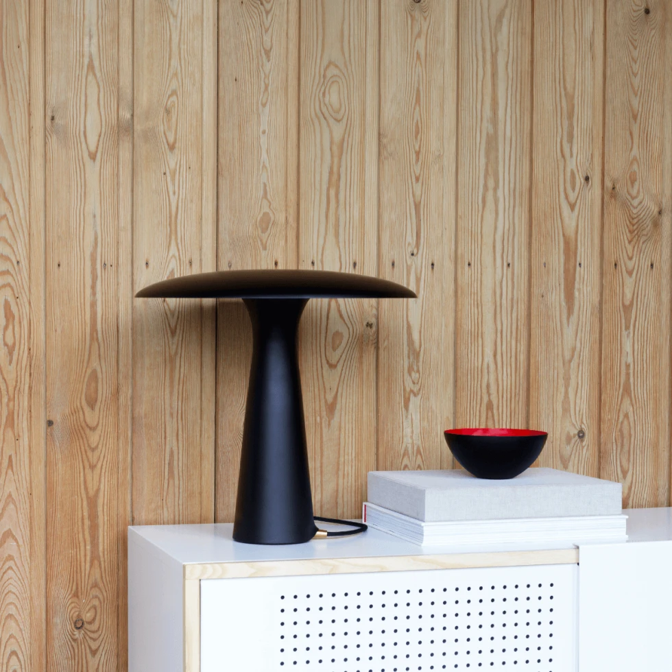 Lampa stołowa Shelter Normann Copenhagen w kolorze czarnym - aranżacja