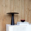 Lampa stołowa Shelter Normann Copenhagen w kolorze czarnym - aranżacja