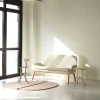Lampa przenośnia Porta Normann Copenhagen w kolorze jasnoszarym - aranżacja przy sofie