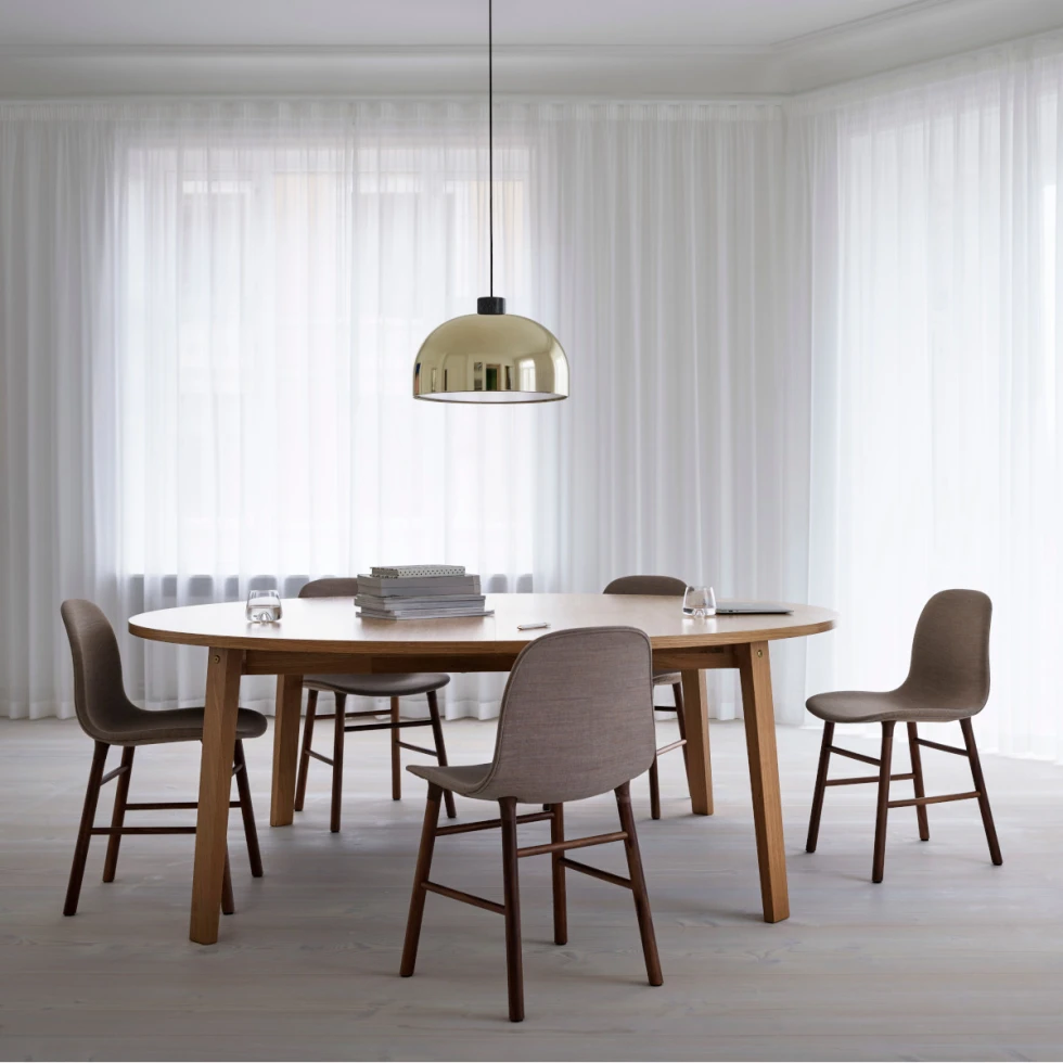 Elegancka lampa wisząca w kolorze mosiężnym z kolekcji Grant marki Normann Copenhagen