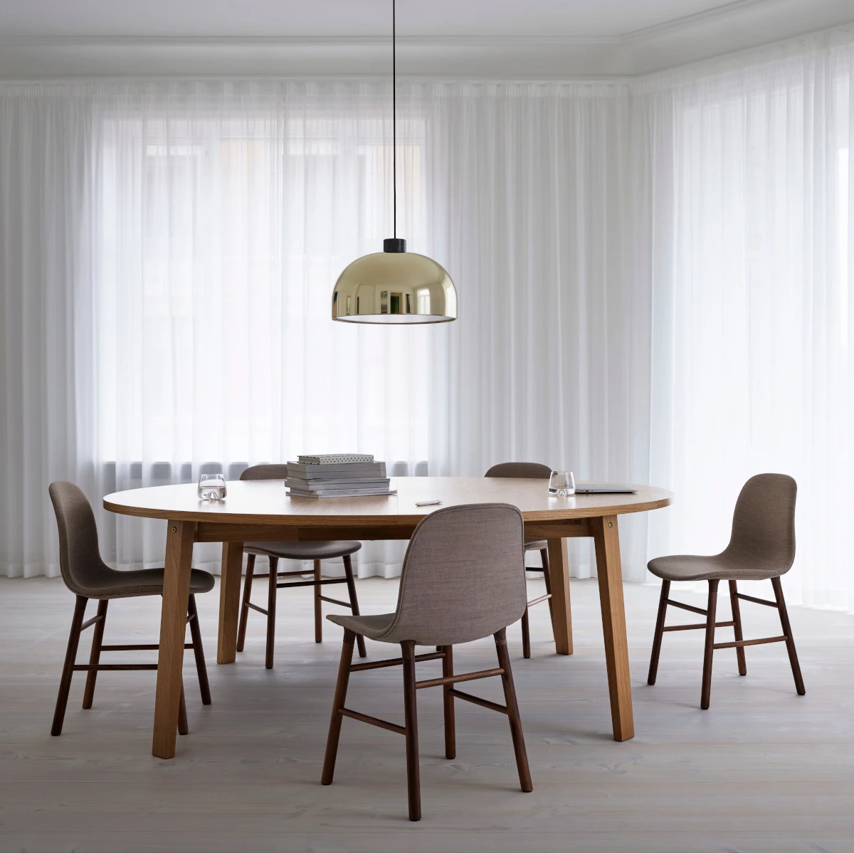 Elegancka lampa wisząca w kolorze mosiężnym z kolekcji Grant marki Normann Copenhagen