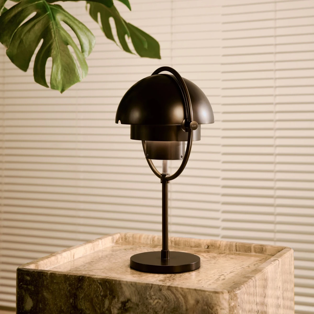 Lampka przenośna Multi-Lite Portable Black Brass GUBI