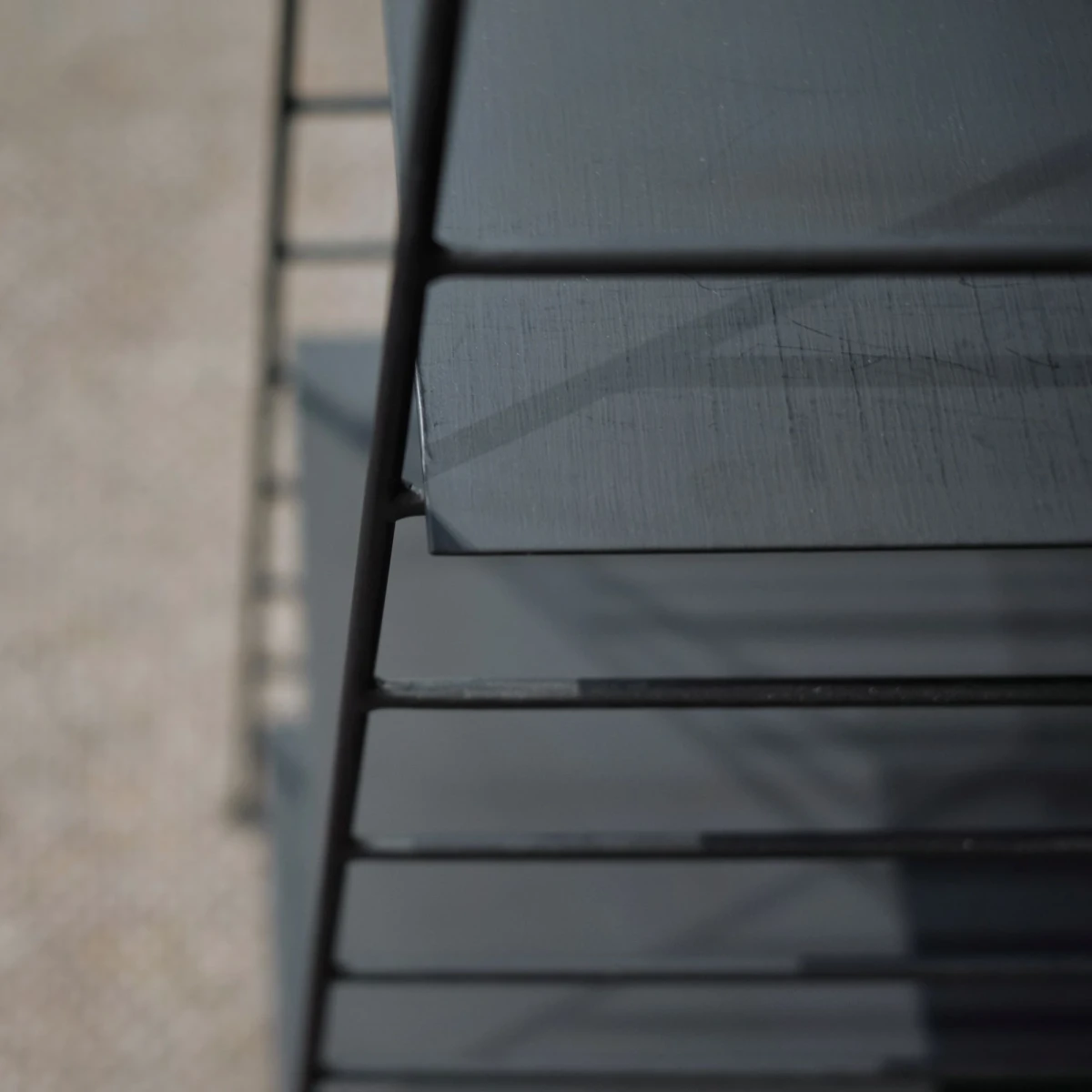 Regał Metal Sulptures Book Rack Issa