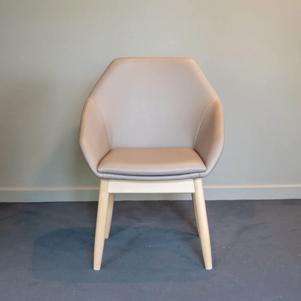 Krzesło tapicerowane Tuk Paged Terre 48