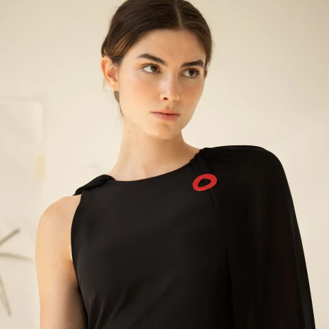 Złota broszka czerwona