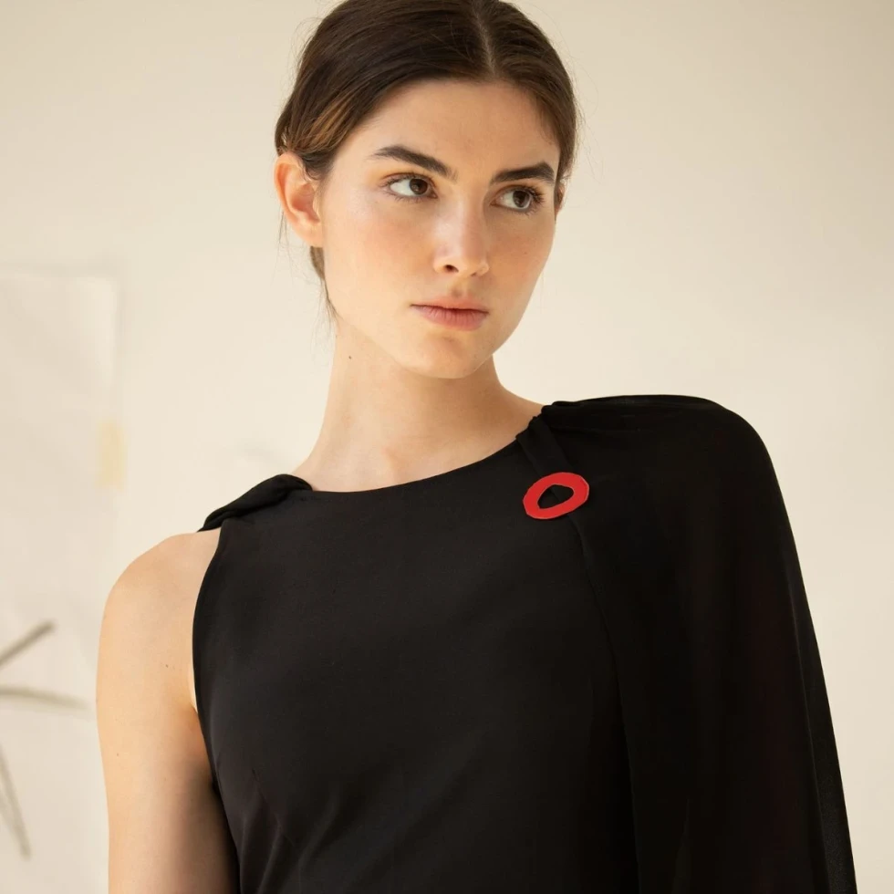 Złota broszka czerwona