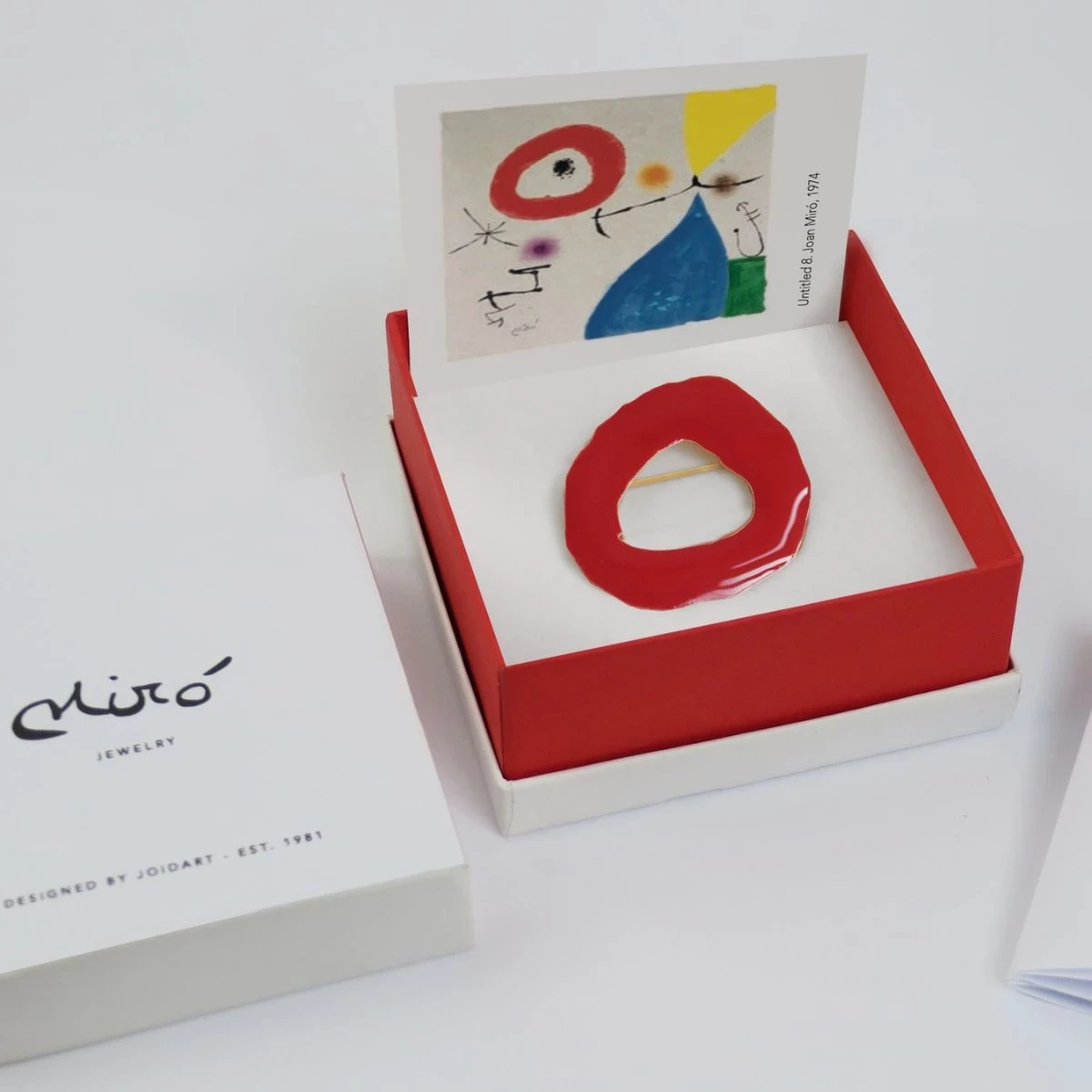 Złota broszka czerwona