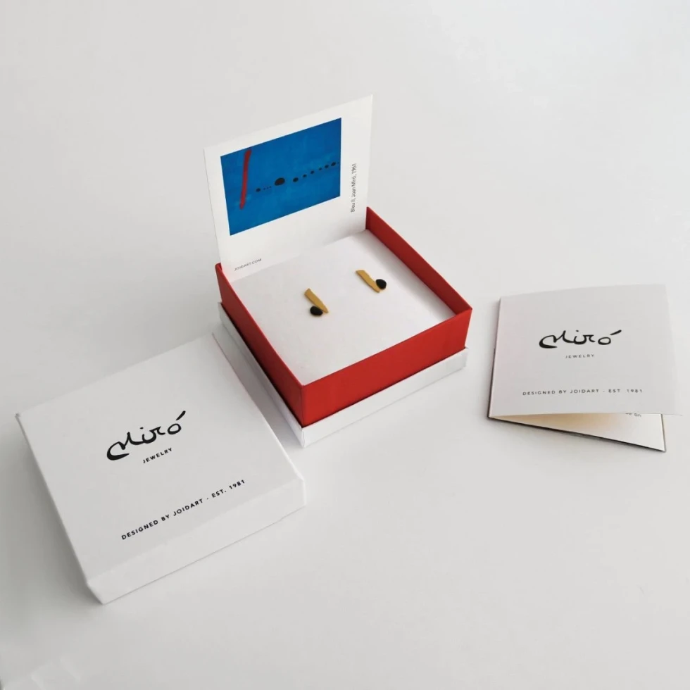 Złote małe kolczyki czarne