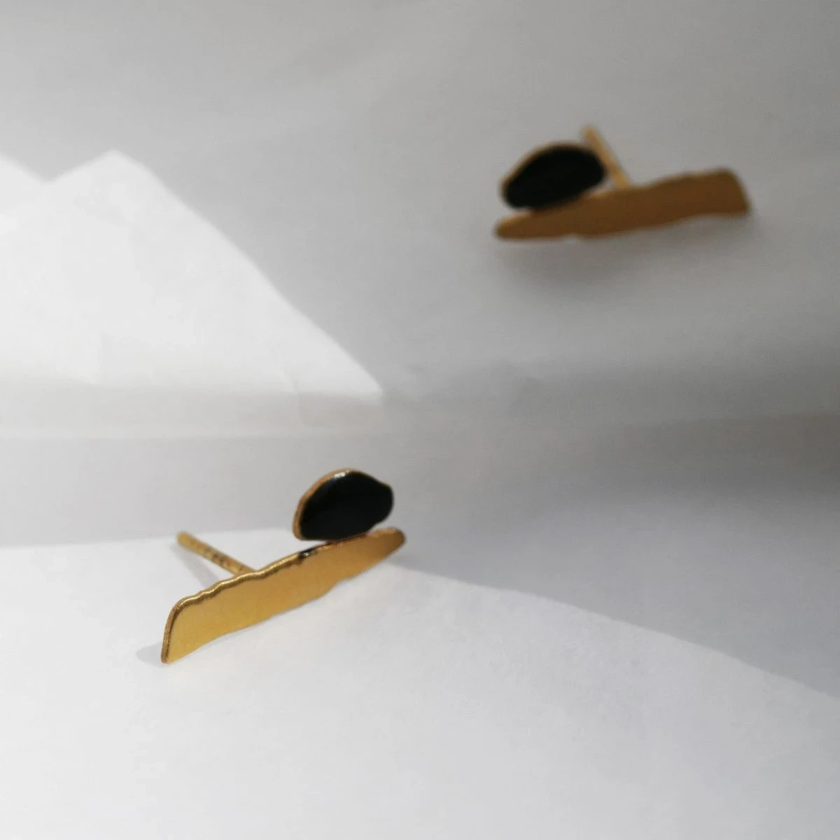 Złote małe kolczyki czarne