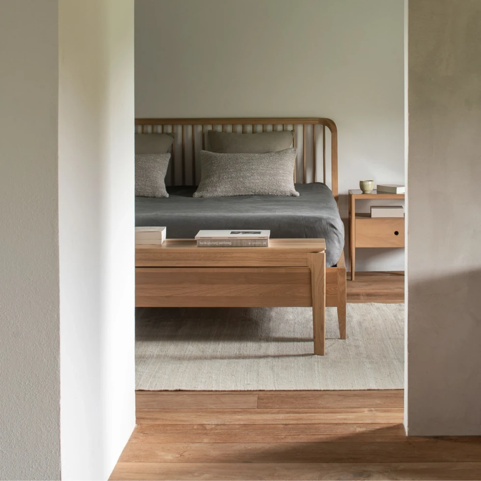 Drewniany stolik nocny Spindle Ethnicraft