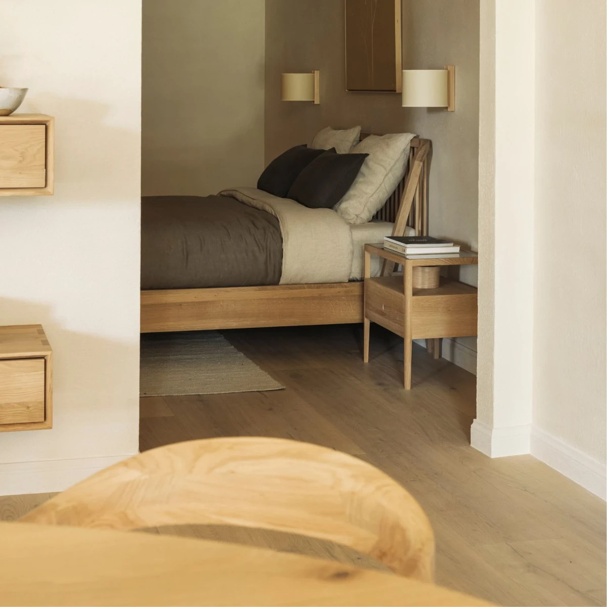 Drewniany stolik nocny Spindle Ethnicraft