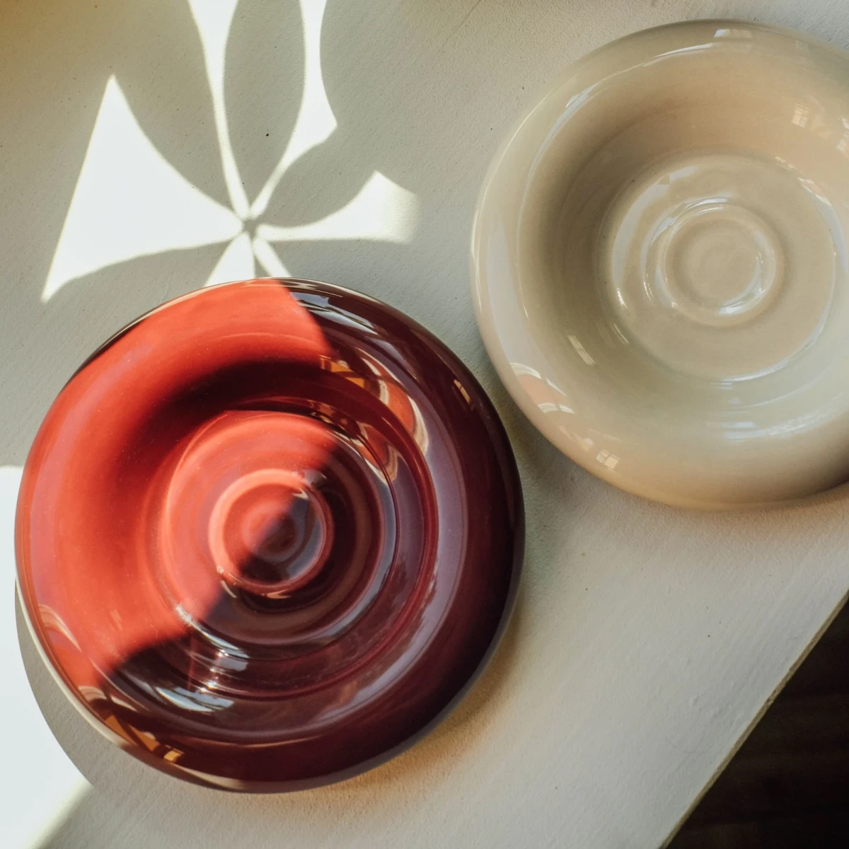 Podstawka doniczki Lily Glazed Deep Burgundy