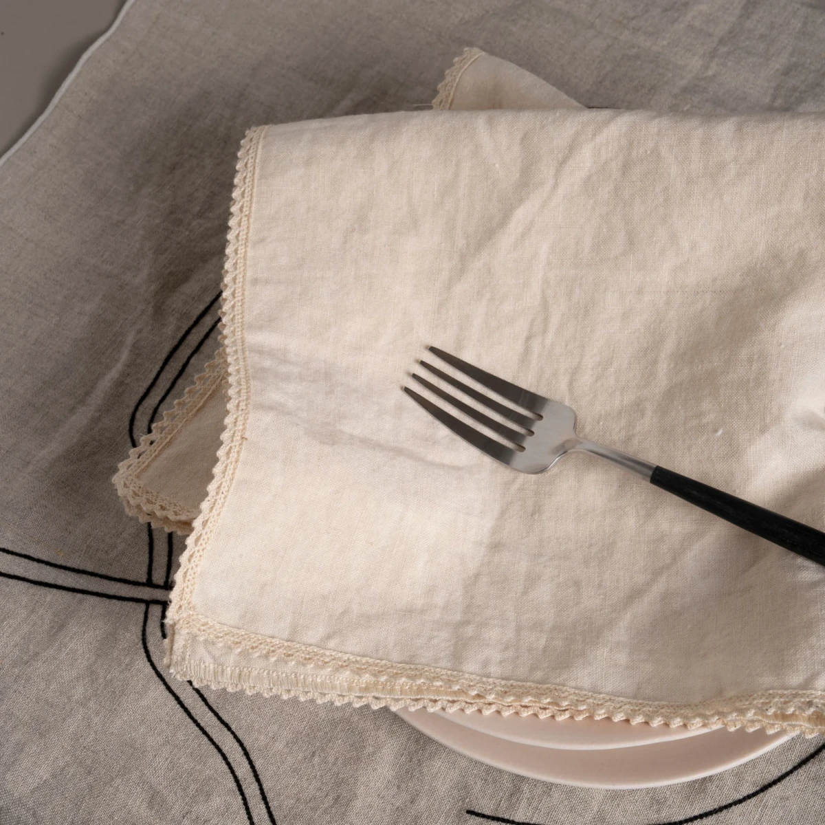 Serwetka lniana z koronką natural
