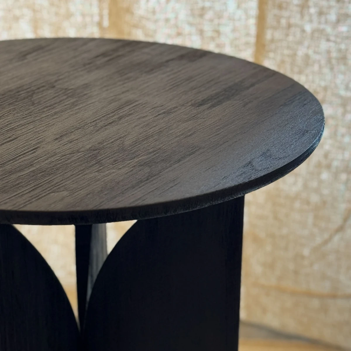 Drewniany stolik Fin Teak black Ethnicraft