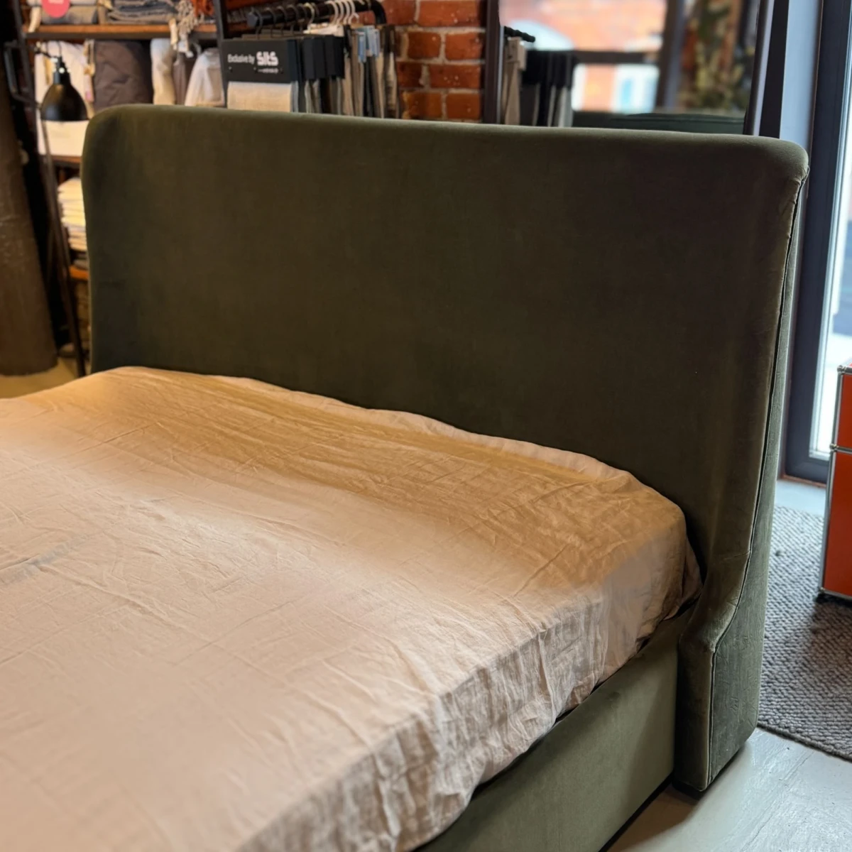 Łóżko Sofia Box do materaca 160x200 Velluti 385