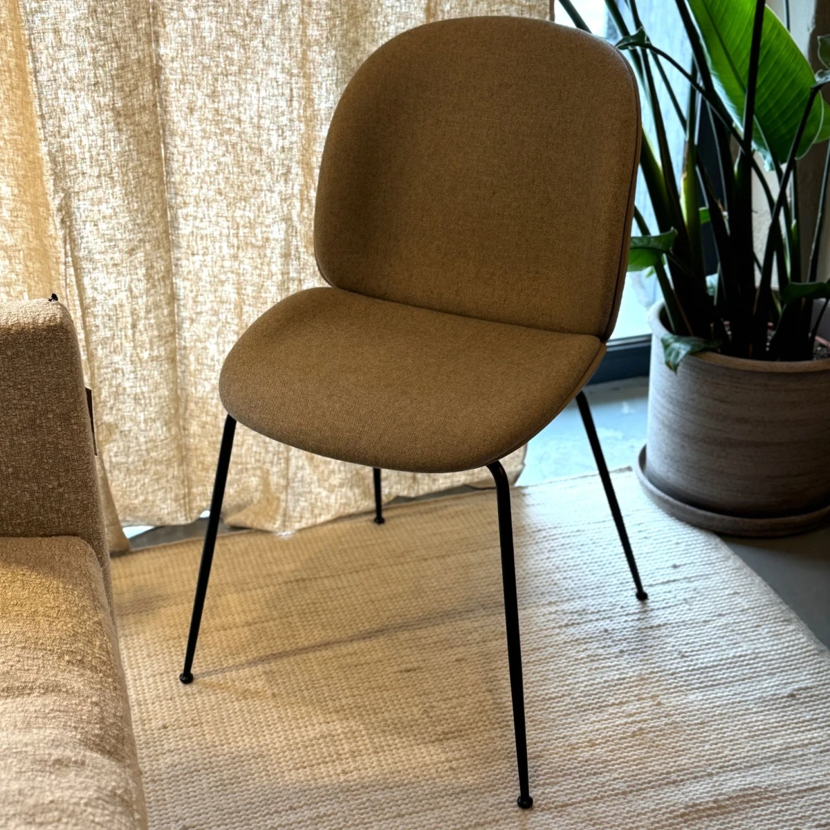 Krzesło tapicerowane Beetle