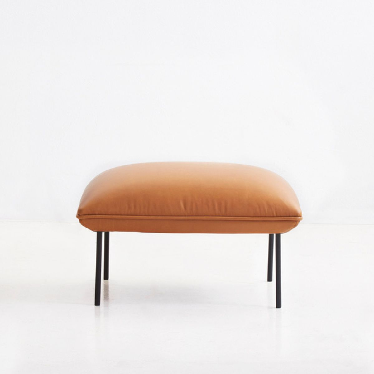 Tapicerowany podnóżek Nakki Woud