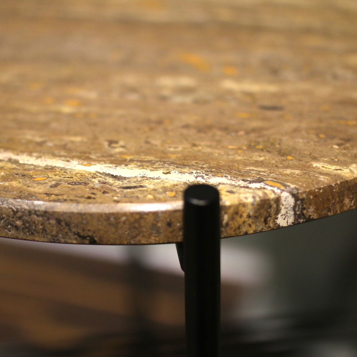 Stolik kawowy TS Ø40 Vibrant Grey Travertine Classic Black