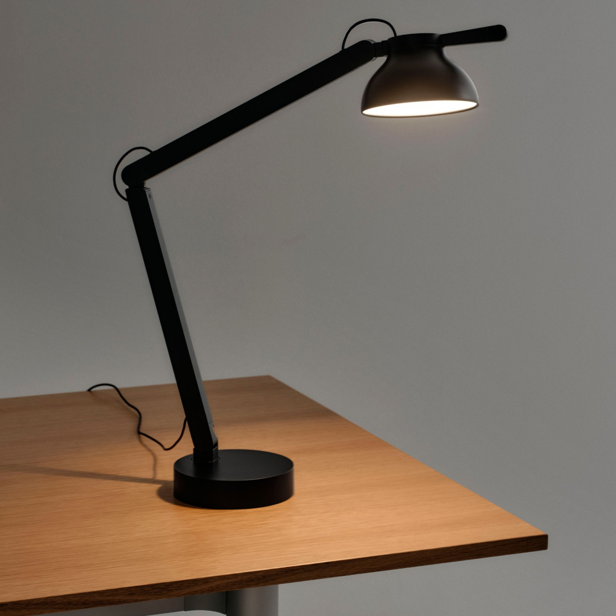 Lampa biurkowa PC Double Arm Soft Black HAY