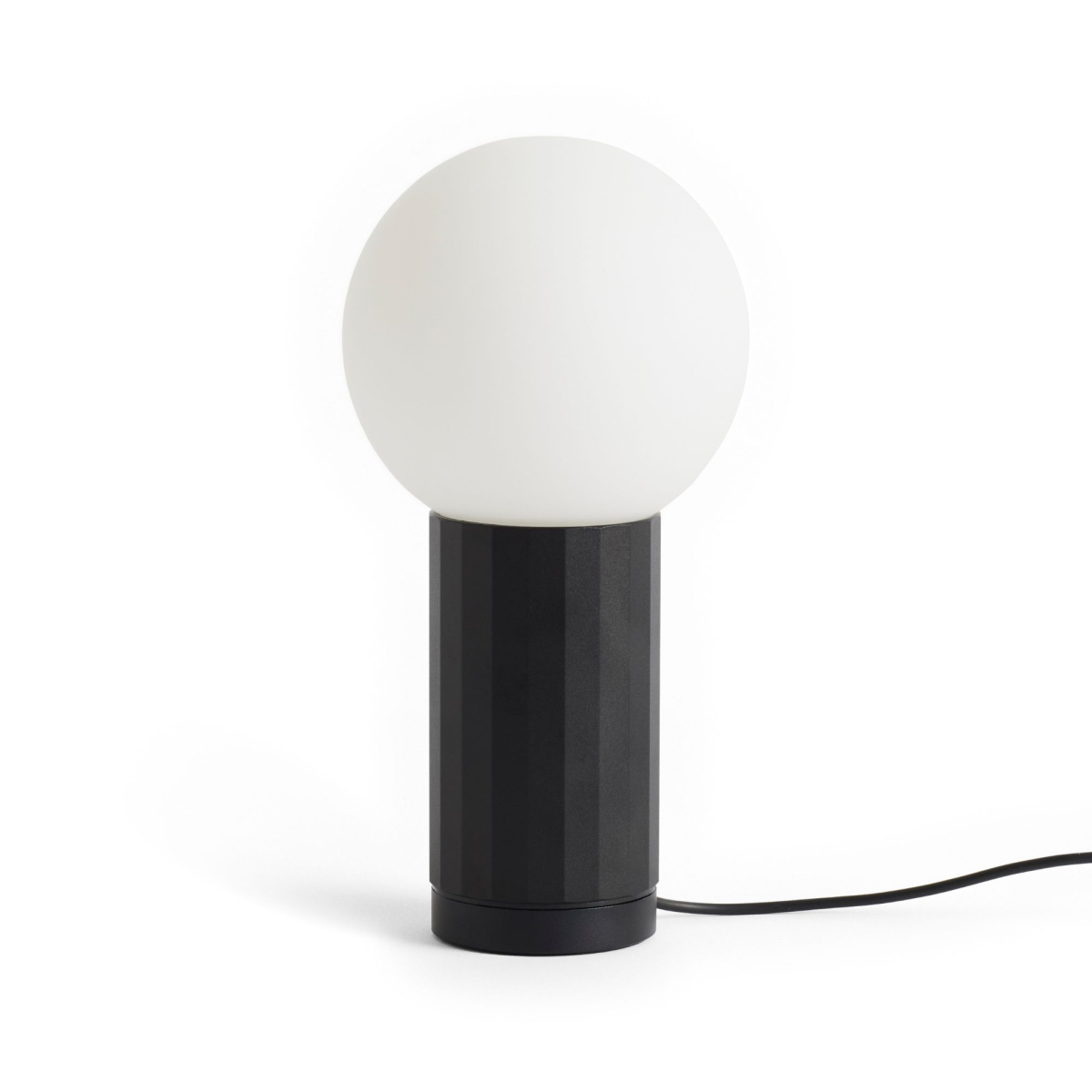 Posiada regulację natężenia światła - TURN ON lampa stołowa HAY