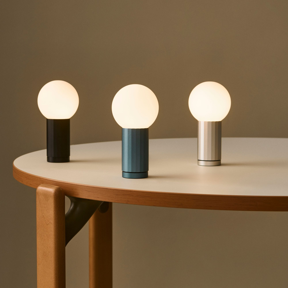 Posiada regulację natężenia światła - TURN ON lampa stołowa HAY