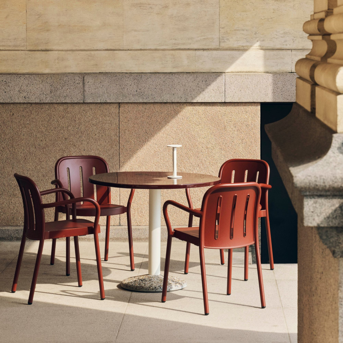 Krzesło ogrodowe z podłokietnikami Deville Iron Red