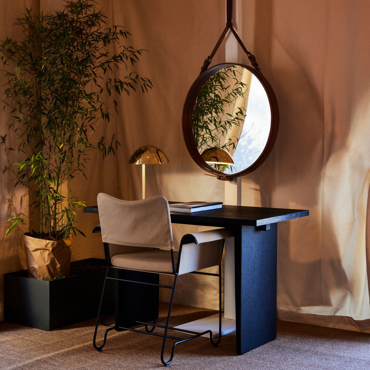 Okrągłe lustro ścienne Adnet Circulaire Ø58 cm Gubi