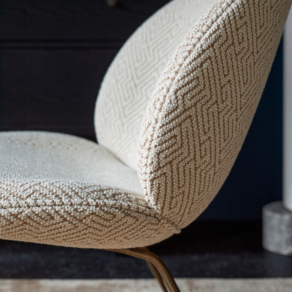 Tapicerowany fotel Beetle Gubi