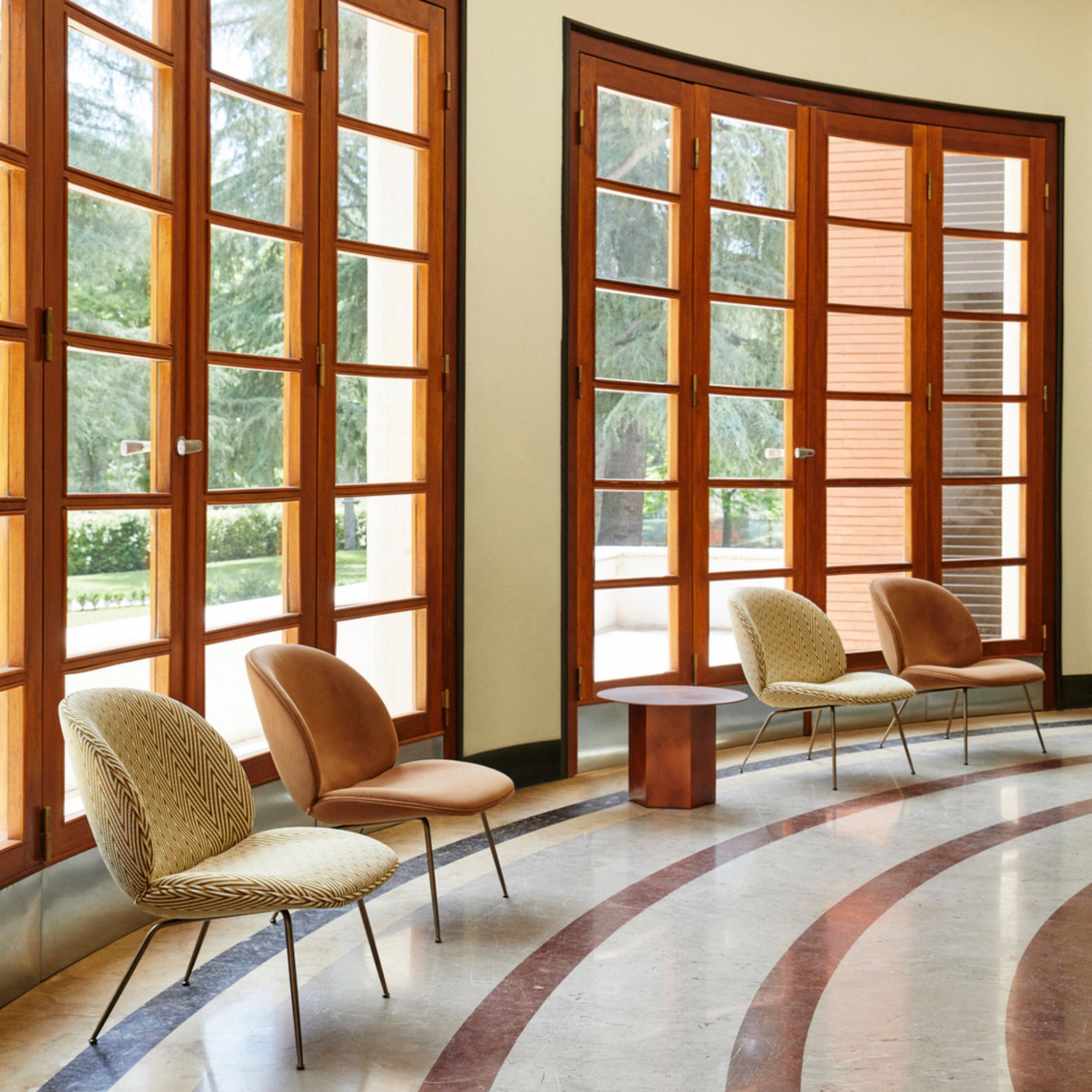 Tapicerowany fotel Beetle Gubi