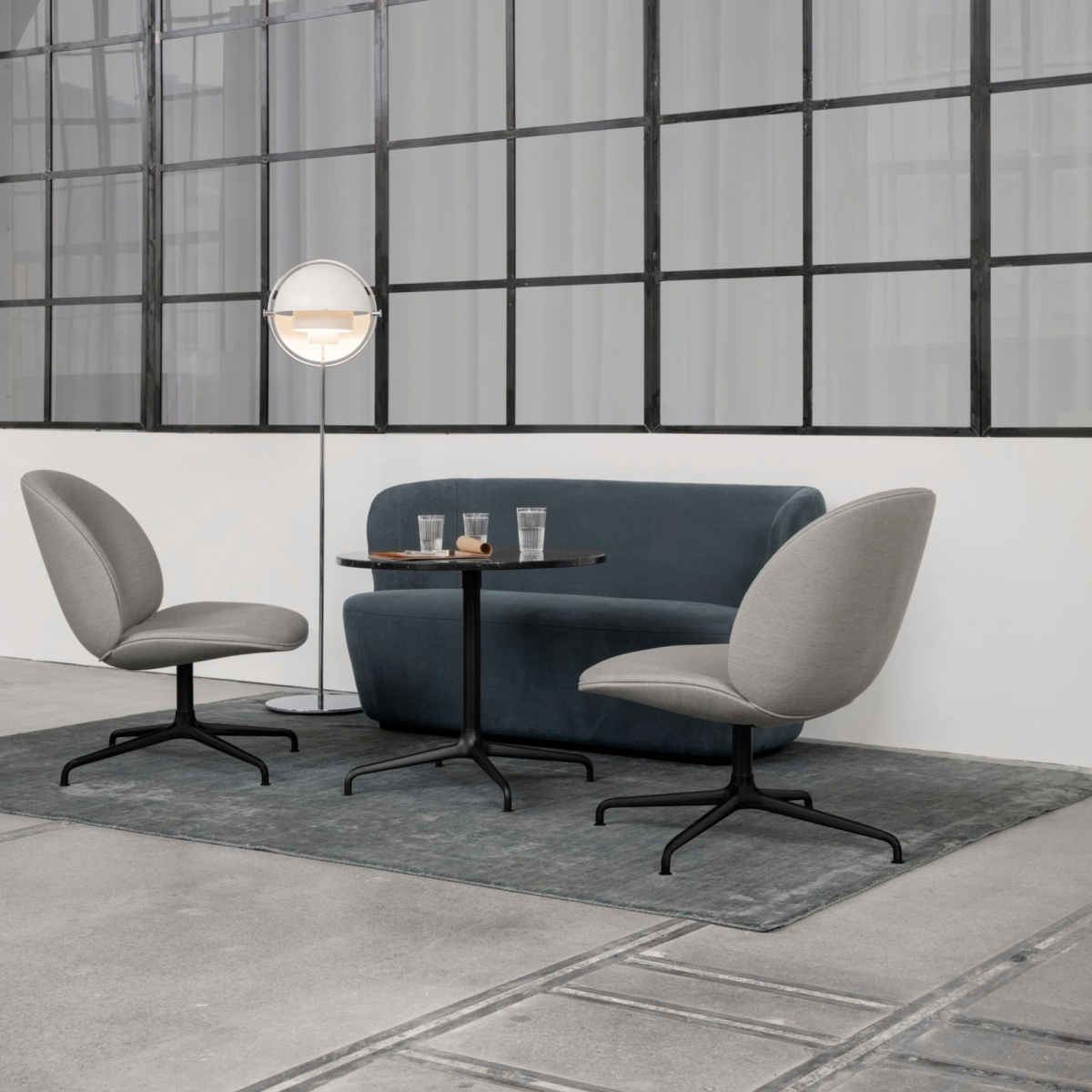 Tapicerowany fotel Beetle Gubi