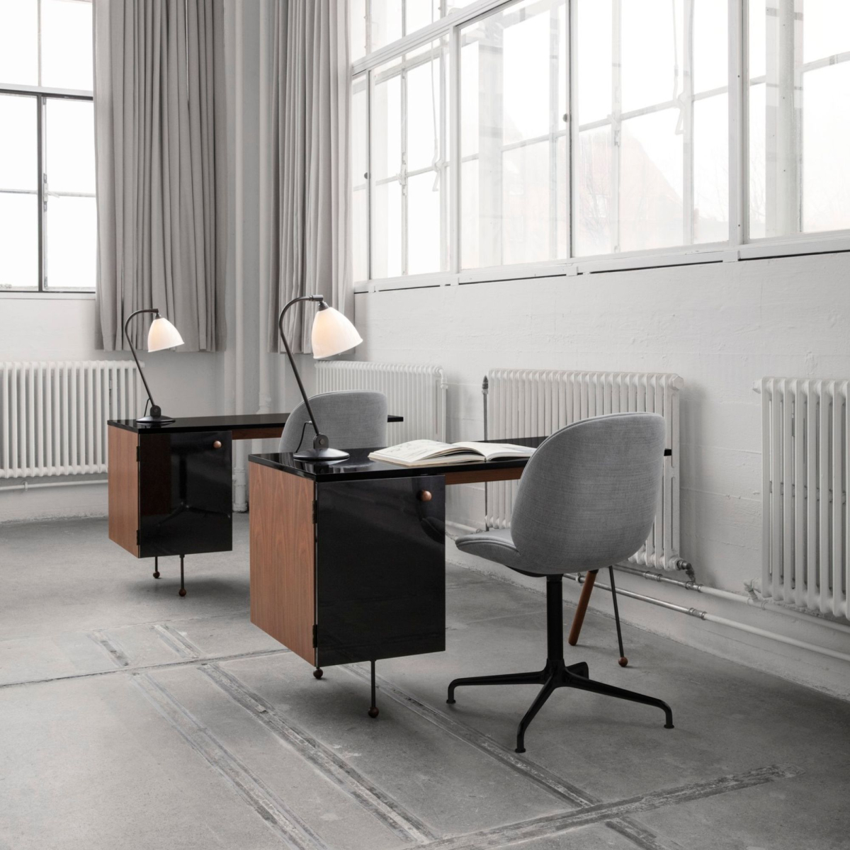 Pojemny biurko Grossman 62 Series Gubi