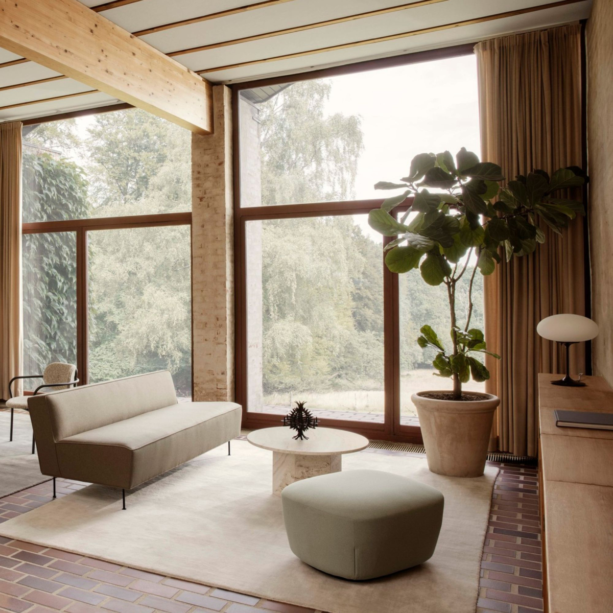 Tapicerowana sofa Modern Line Gubi