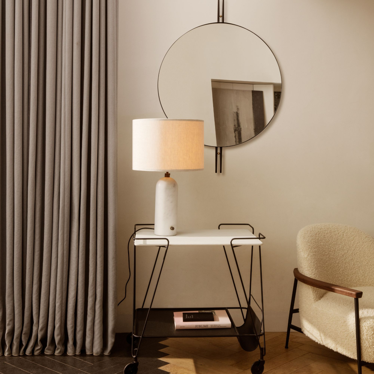 Solidna lampa stołowa Gravity Small Gubi