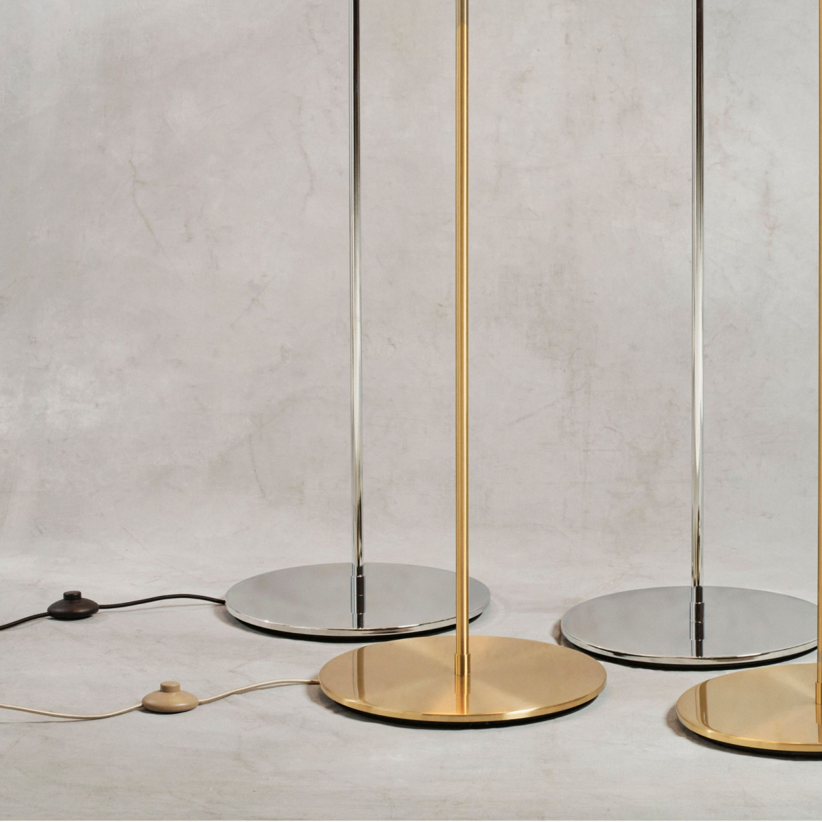 Regulowana lampa podłogowa Multi-Lite Brass Gubi