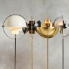Regulowana lampa podłogowa Multi-Lite Brass Gubi