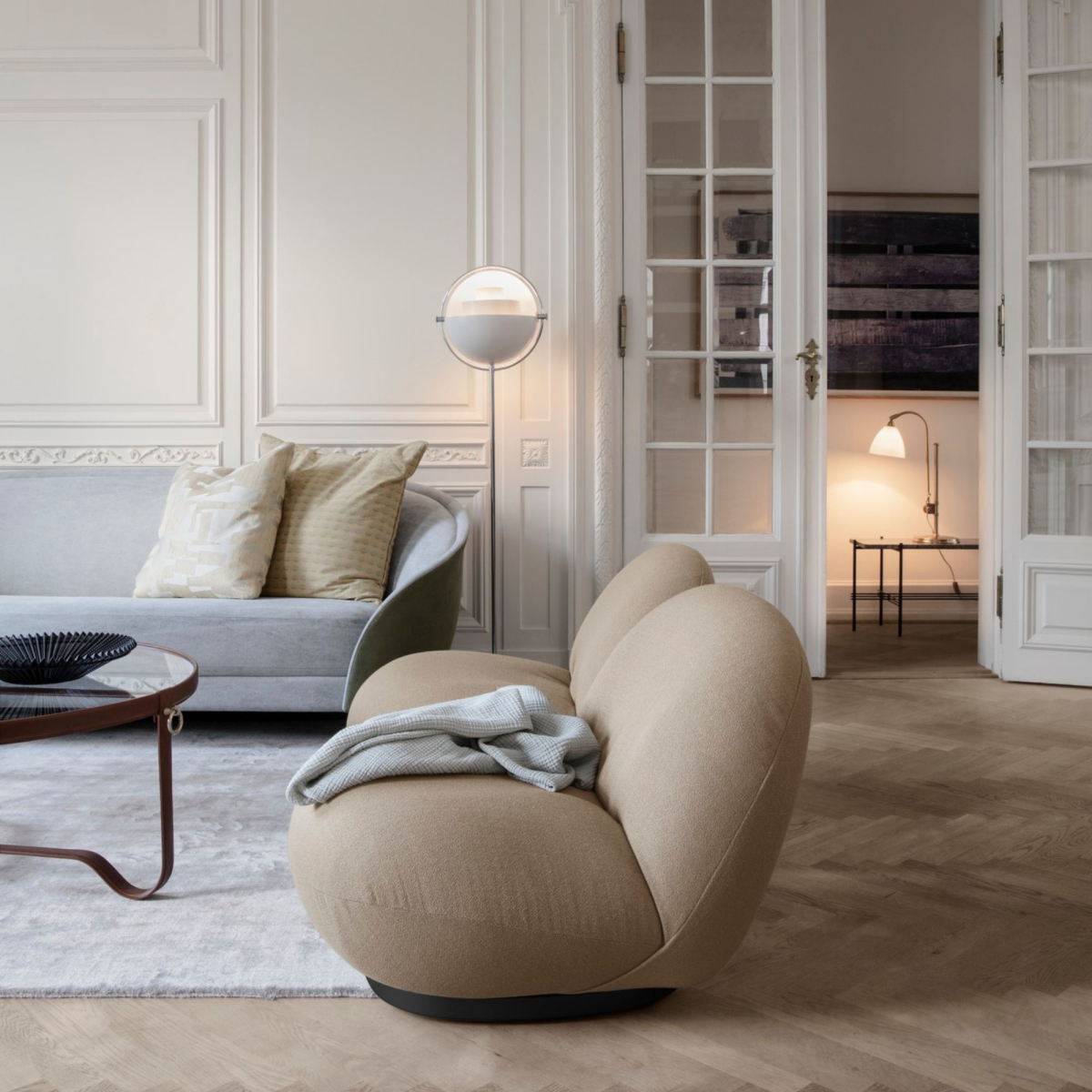 Regulowana lampa podłogowa Multi-Lite Brass Gubi