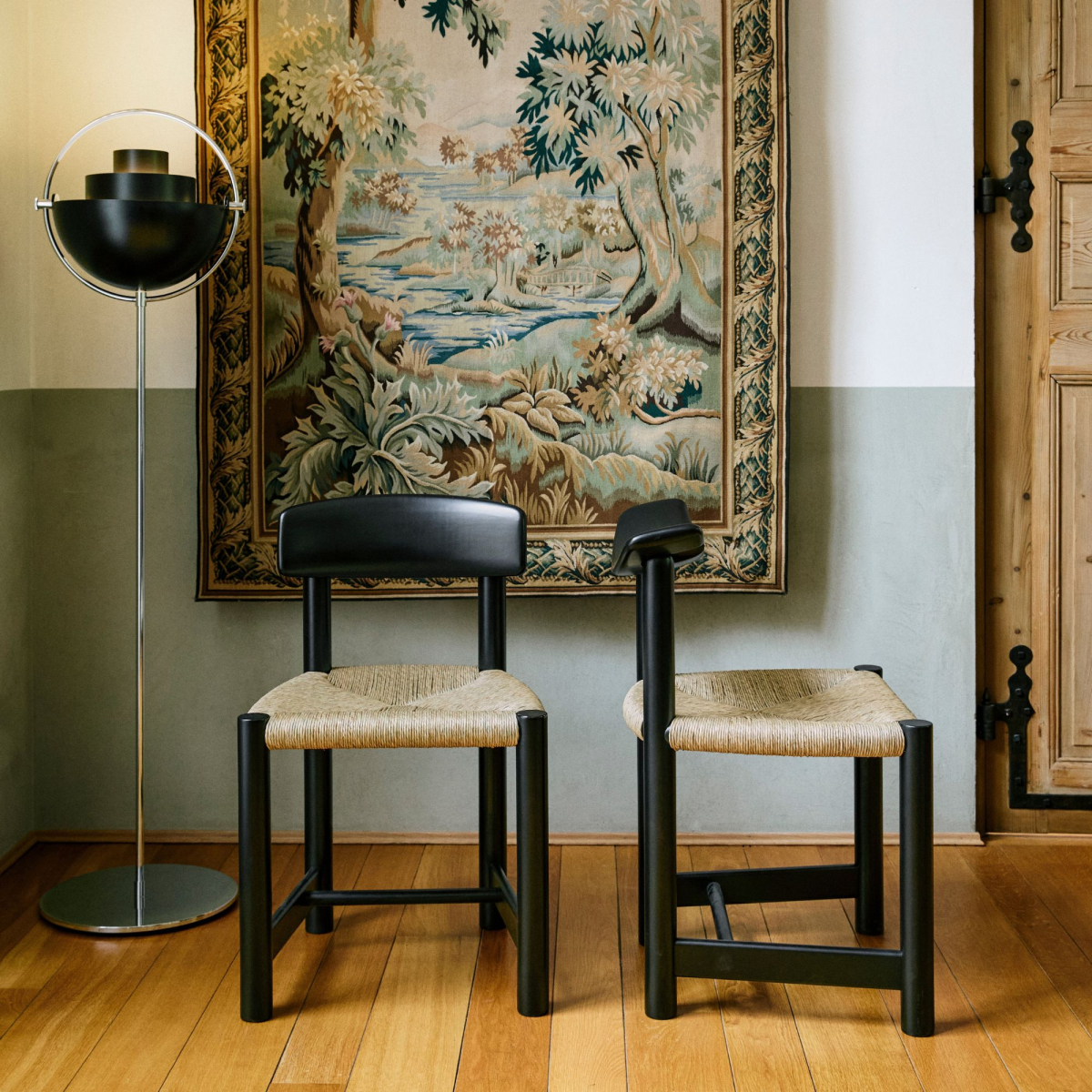 Regulowana lampa podłogowa Multi-Lite Chrome - GUBI