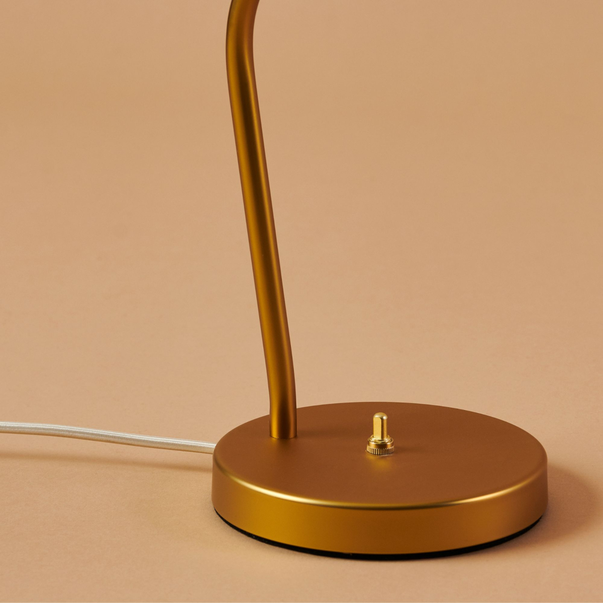 Regulowana lampa biurkowa Grossman Grashoppa Gubi