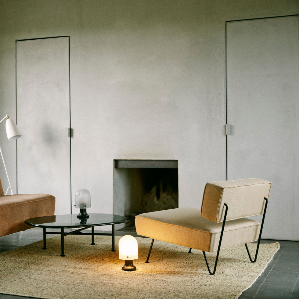 Dostępny jest w kilku rodzajach tapicerki fotel GT Gubi